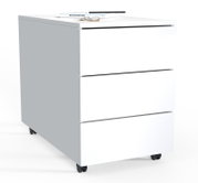 Weißer, minimalistischer Rollcontainer mit drei Schubladen und schwarzen Rollen, freigestellt auf weißem Hintergrund; Perspektive: schräg von vorne links (3/4-Ansicht) mit sichtbarer Oberseite.