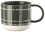 Dunkelgrüner Becher mit weißem Karomuster und Henkel, seitliche Perspektive