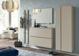 Moderne Garderobeneinrichtung mit Hängeschuhschrank, Spiegel und Garderobenpaneel in einer stilvollen, hellen Raumgestaltung. Frontalansicht.