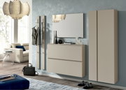 Moderne Garderobeneinrichtung mit Hängeschuhschrank, Spiegel und Garderobenpaneel in einer stilvollen, hellen Raumgestaltung. Frontalansicht.