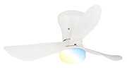 Weißer Deckenventilator mit drei Flügeln und integrierter LED-Leuchte, Ansicht von unten in leichter Seitenperspektive