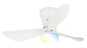 Weißer Deckenventilator mit drei Flügeln und integrierter LED-Leuchte, Ansicht von unten in leichter Seitenperspektive