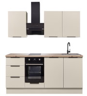Moderne keukenblok in beige met houten werkblad, zwarte inbouwfornuis en afzuigkap, evenals een spoelbak en zwarte kraan, van voren gezien