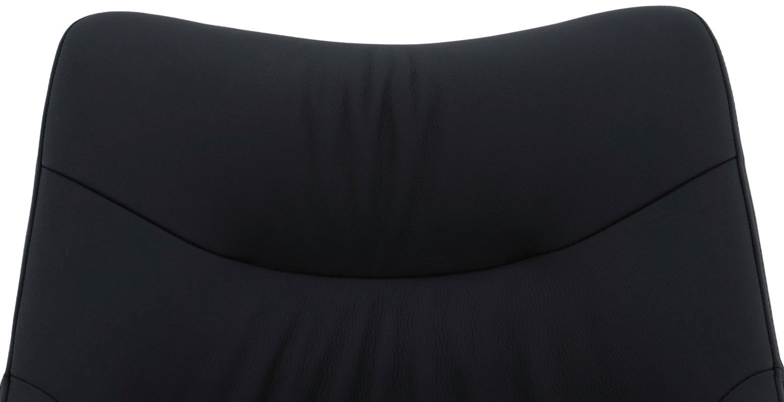 Nahaufnahme der Rückenlehne eines schwarzen Armlehnstuhls aus Leder, von vorne betrachtet.