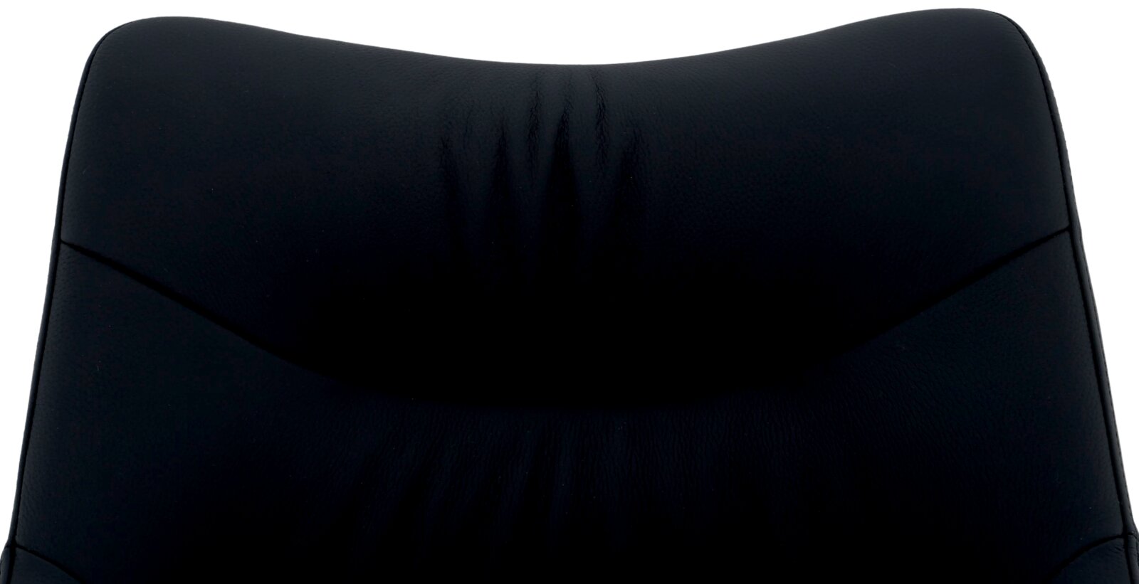 Close-up van de rugleuning van een zwarte leren fauteuil, gezien vanaf de voorkant.