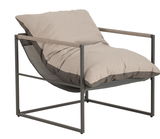 Moderner Lounge-Sessel mit Metallrahmen und bequemen Kissen, seitliche Perspektive