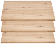 Drei übereinander gestapelte, breite Einlegeböden aus hellem Holz mit natürlicher Maserung, von vorne betrachtet.