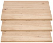 Drei übereinander gestapelte, breite Einlegeböden aus hellem Holz mit natürlicher Maserung, von vorne betrachtet.