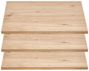 Drei übereinander gestapelte, breite Einlegeböden aus hellem Holz mit natürlicher Maserung, von vorne betrachtet.
