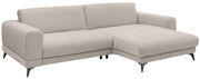 Beige Ecksofa mit modernem Design, abgebildet aus einer leicht seitlichen Perspektive.