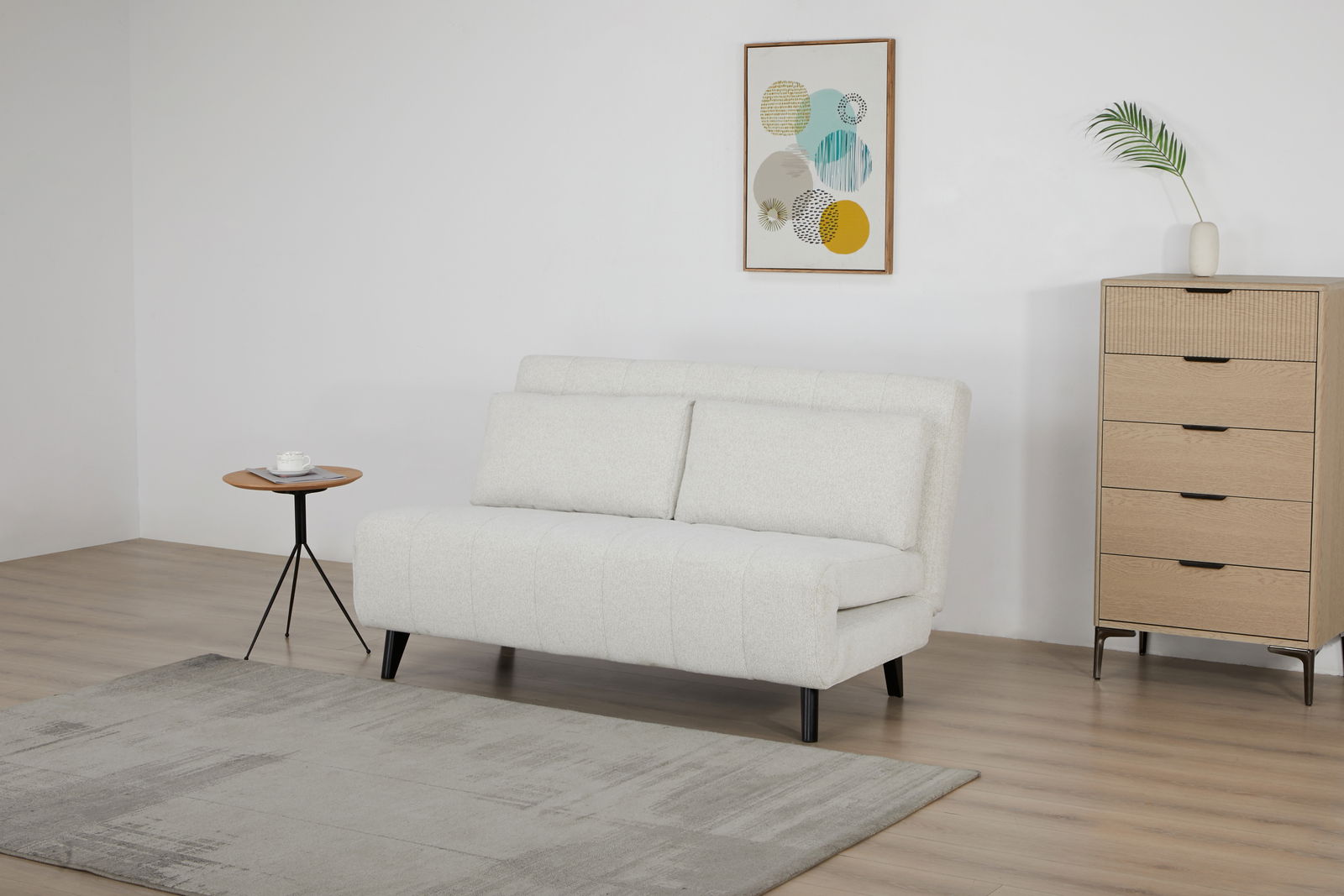 Z2 Schlafsofa ALEKSA Weißes Funktionssofa in einem modernen Wohnzimmer, seitliche Perspektive