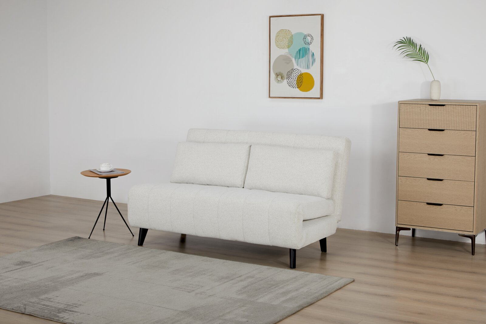 Weißes Funktionssofa in einem modernen Wohnzimmer, seitliche Perspektive