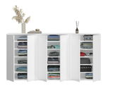 Weiße Garderobenkombination mit offenen Türen, gefüllt mit gefalteter Kleidung und Accessoires, aus frontaler Perspektive.