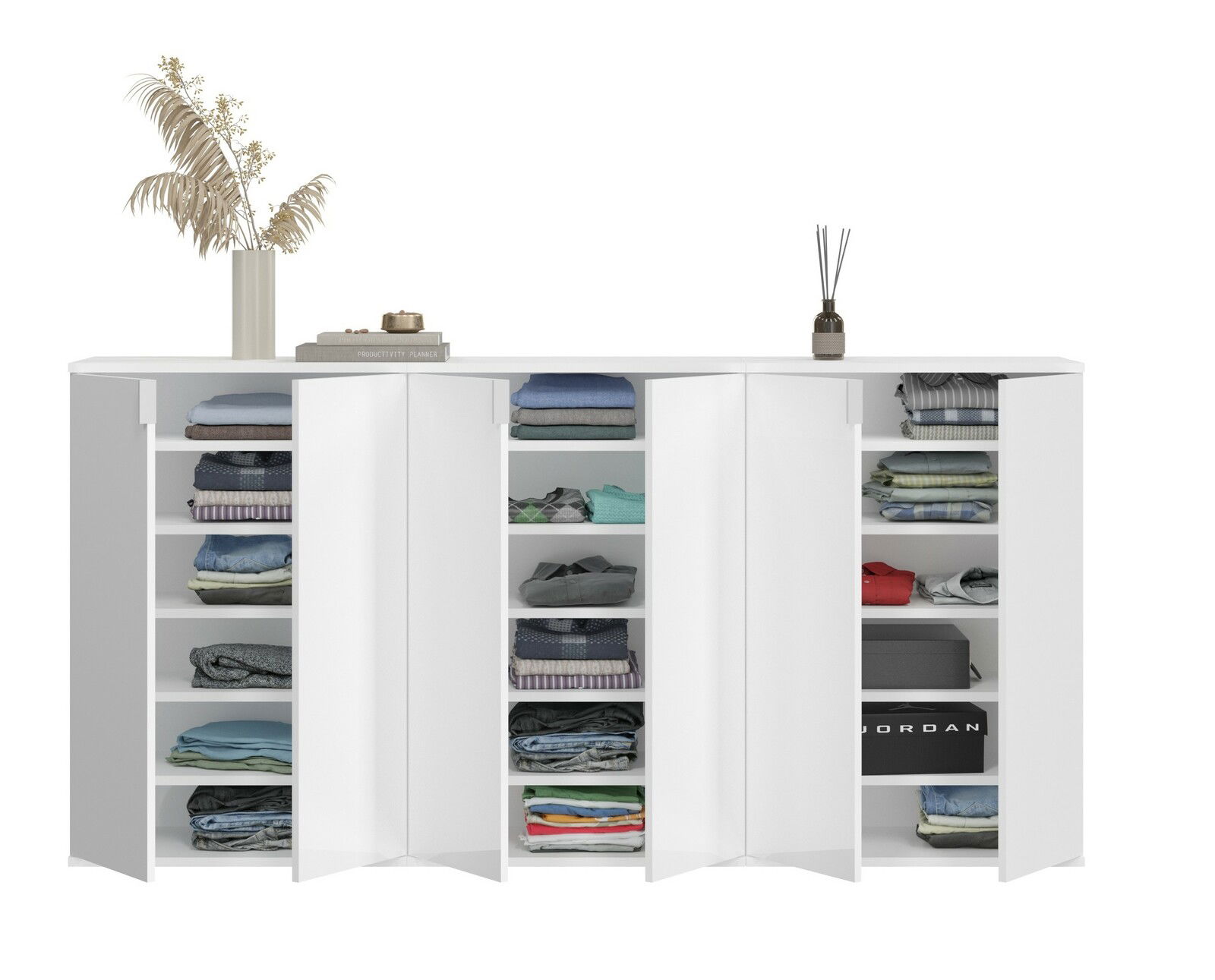 Weiße Garderobenkombination mit offenen Türen, gefüllt mit gefalteter Kleidung und Accessoires, aus frontaler Perspektive.