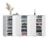 Weiße Garderobenkombination mit offenen Türen, gefüllt mit gefalteter Kleidung und Accessoires, aus frontaler Perspektive.