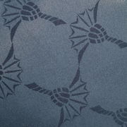 Nahaufnahme eines blauen Stoffes mit dekorativem Muster, verwendet für eine Yogarolle.