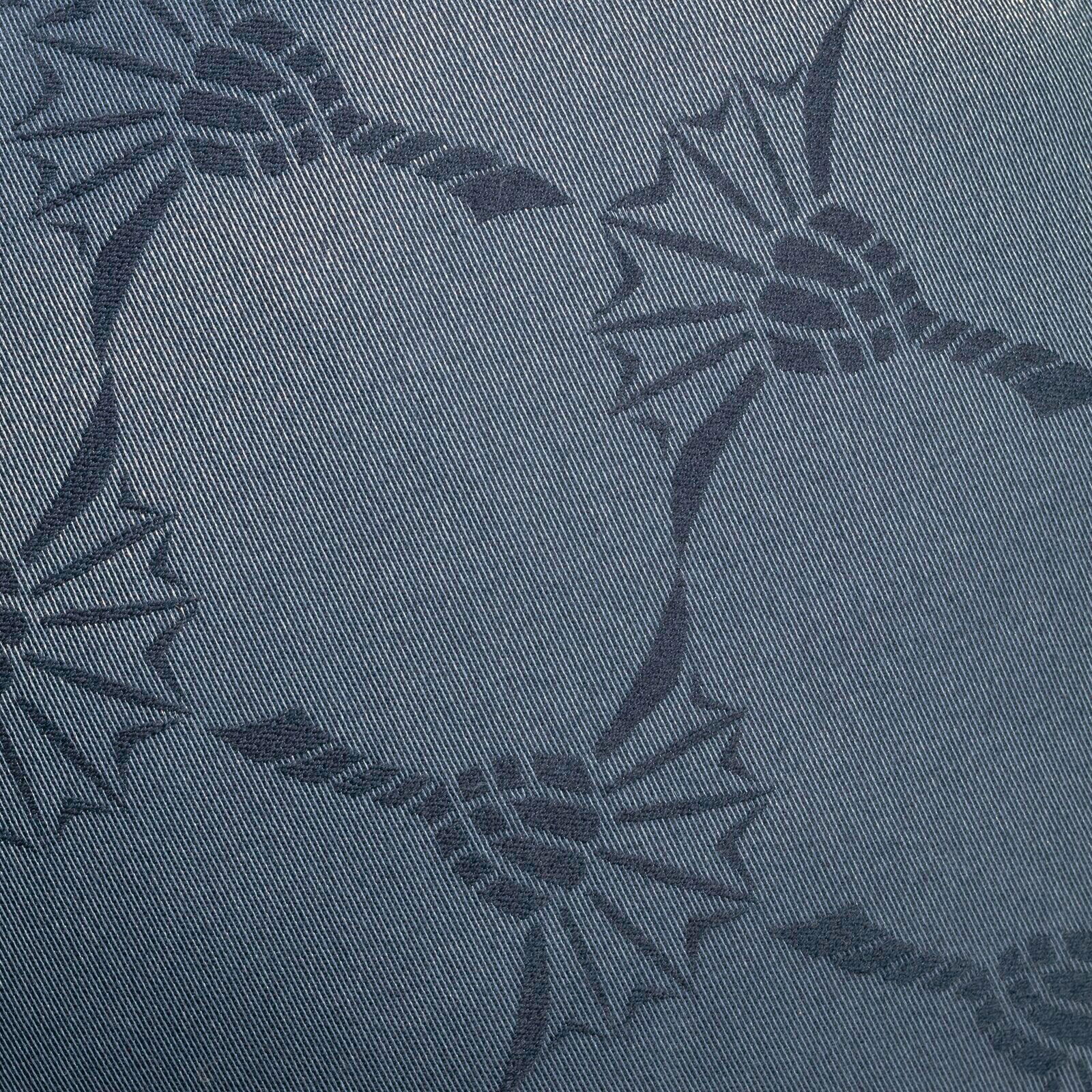 Nahaufnahme eines blauen Stoffes mit dekorativem Muster, verwendet für eine Yogarolle.