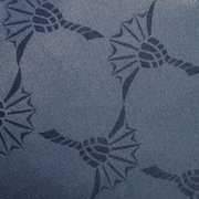 Nahaufnahme eines blauen Stoffes mit dekorativem Muster, verwendet für eine Yogarolle.