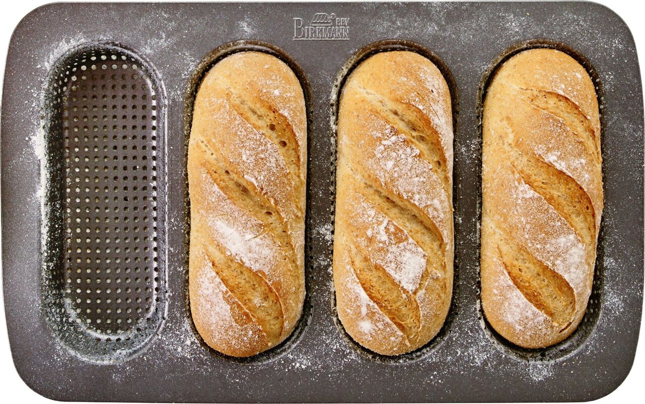 Mini-Baguetteblech mit drei gebackenen Baguettes, Draufsicht
