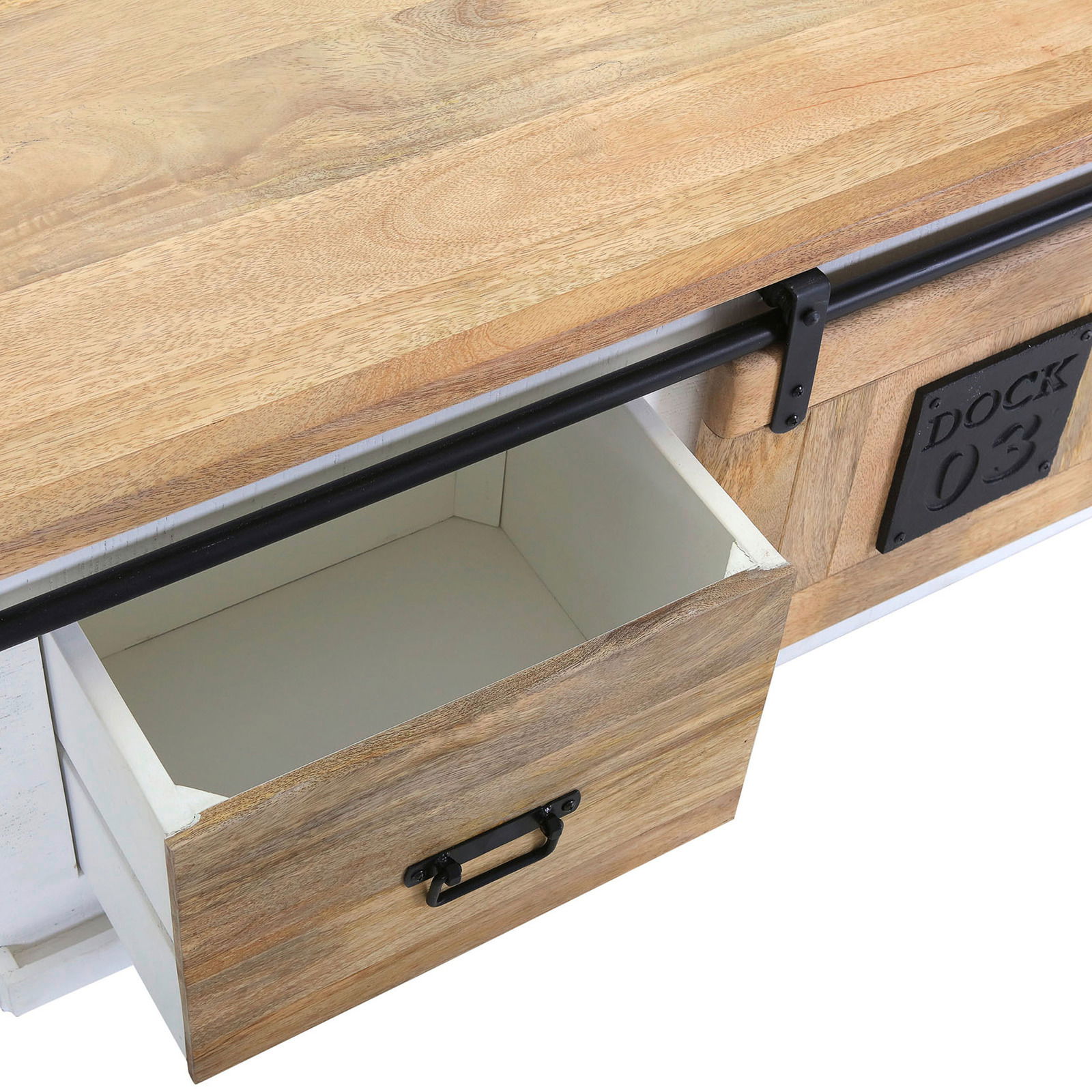 Nahaufnahme eines Couchtisches mit Holzoberfläche und offener Schublade, seitliche Perspektive.