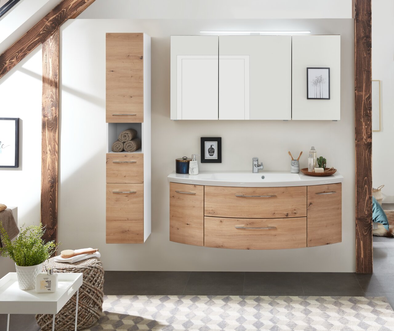 Moderne houten hoge kast met twee lades en een open vak, gefotografeerd van voren in een stijlvolle badkamer.