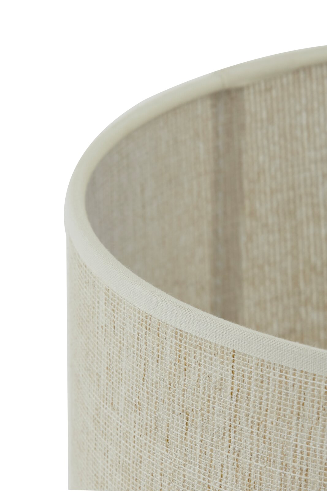 Close-up van een beige stoffen lampenkap met een gestructureerd oppervlak, gezien vanaf de zijkant