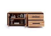 Houten dressoir/lowboard met zwart metalen frame, links open vakken en rechts twee lades met zwarte verzonken handgrepen; hier te zien in een licht vooraanzicht met geopende deuren en lades.