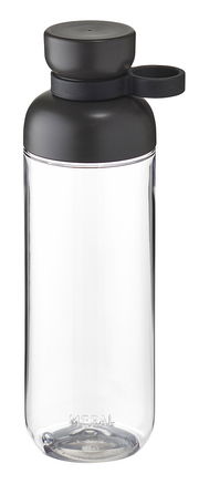 Transparente Trinkflasche mit schwarzem Deckel und Trageschlaufe, seitliche Ansicht