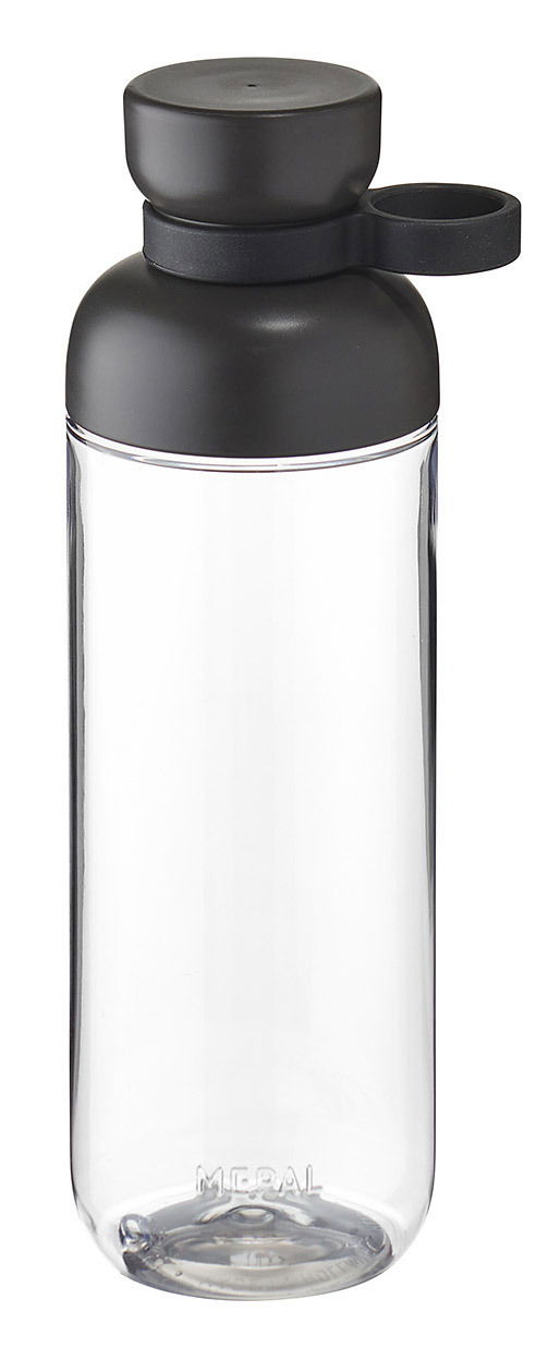 Transparente Trinkflasche mit schwarzem Deckel und Trageschlaufe, seitliche Ansicht