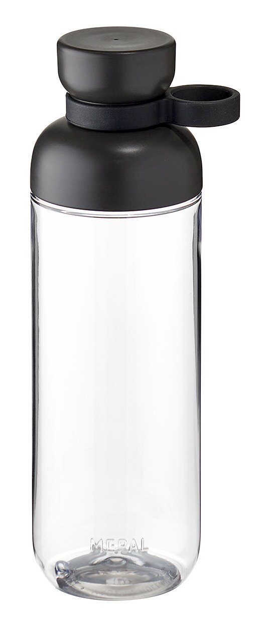 Transparente Trinkflasche mit schwarzem Deckel und Trageschlaufe, seitliche Ansicht