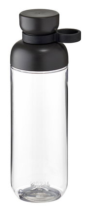 Transparente Trinkflasche mit schwarzem Deckel und Trageschlaufe, seitliche Ansicht