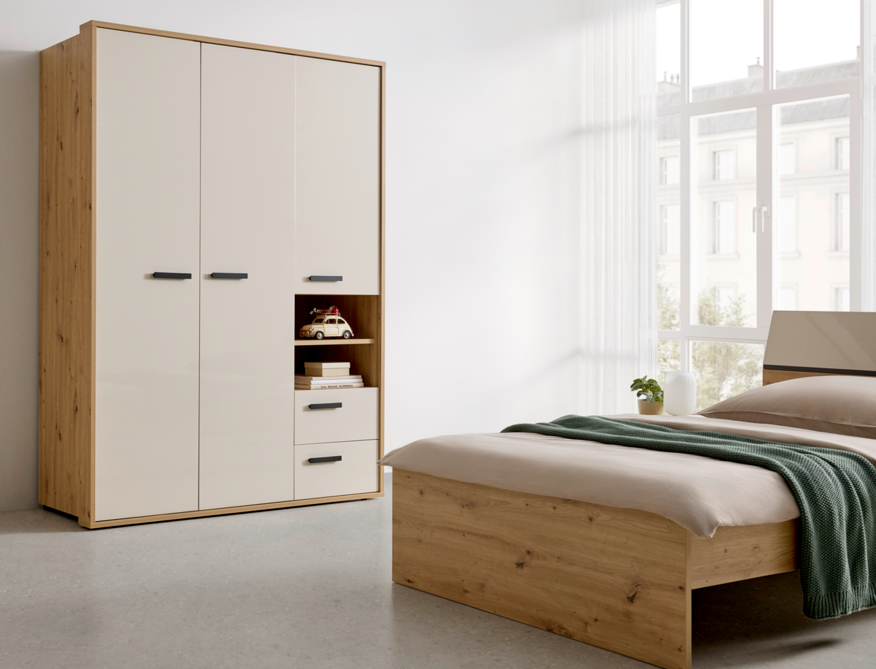 Moderner Kleiderschrank mit Holzoptik und weißen Türen, seitliche Perspektive im Schlafzimmer