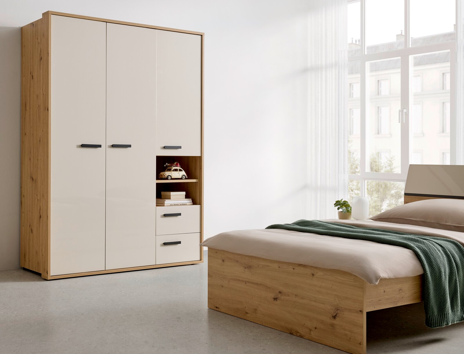 XORA Kleiderschrank CASA MIA Moderner Kleiderschrank mit Holzoptik und weißen Türen, seitliche Perspektive im Schlafzimmer