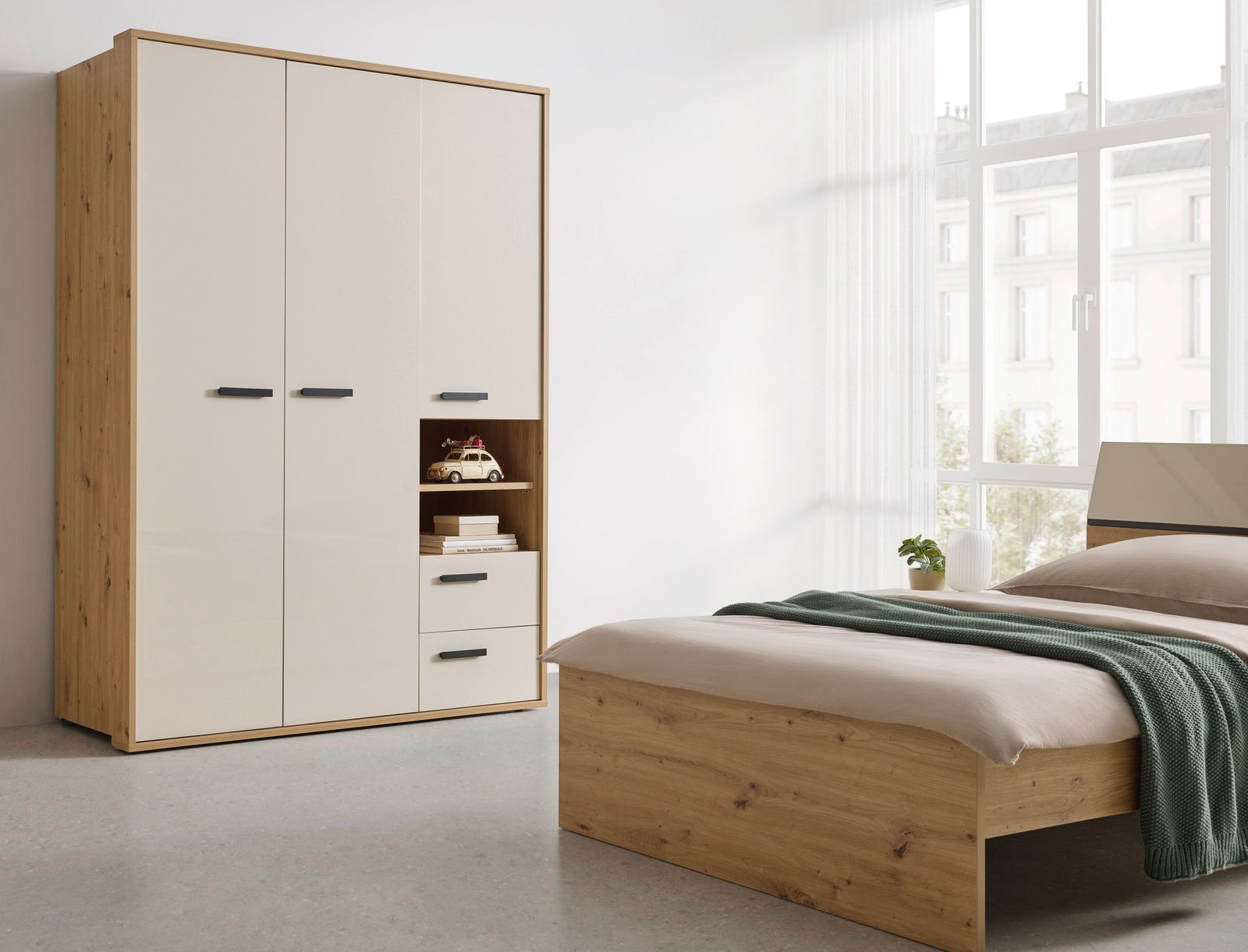 XORA Kleiderschrank CASA MIA Moderner Kleiderschrank mit Holzoptik und weißen Türen, seitliche Perspektive im Schlafzimmer