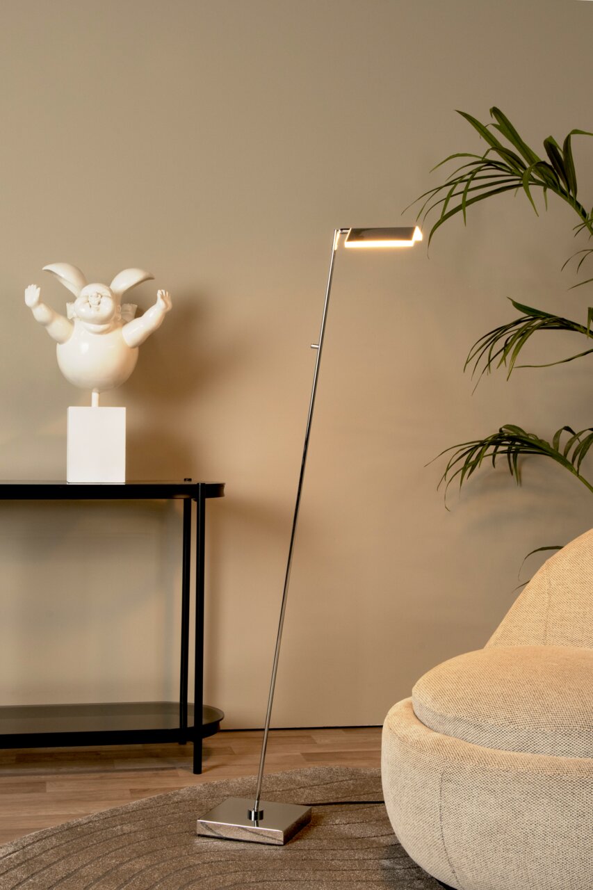 Moderne Steh- und Leseleuchte in einem stilvollen Wohnzimmer, seitliche Perspektive.