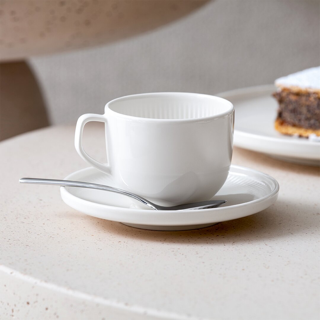 Villeroy & Boch Untertasse AFINA Weiße Kaffeeuntertasse Afina 14,2cm mit Tasse und Löffel, seitliche Perspektive
