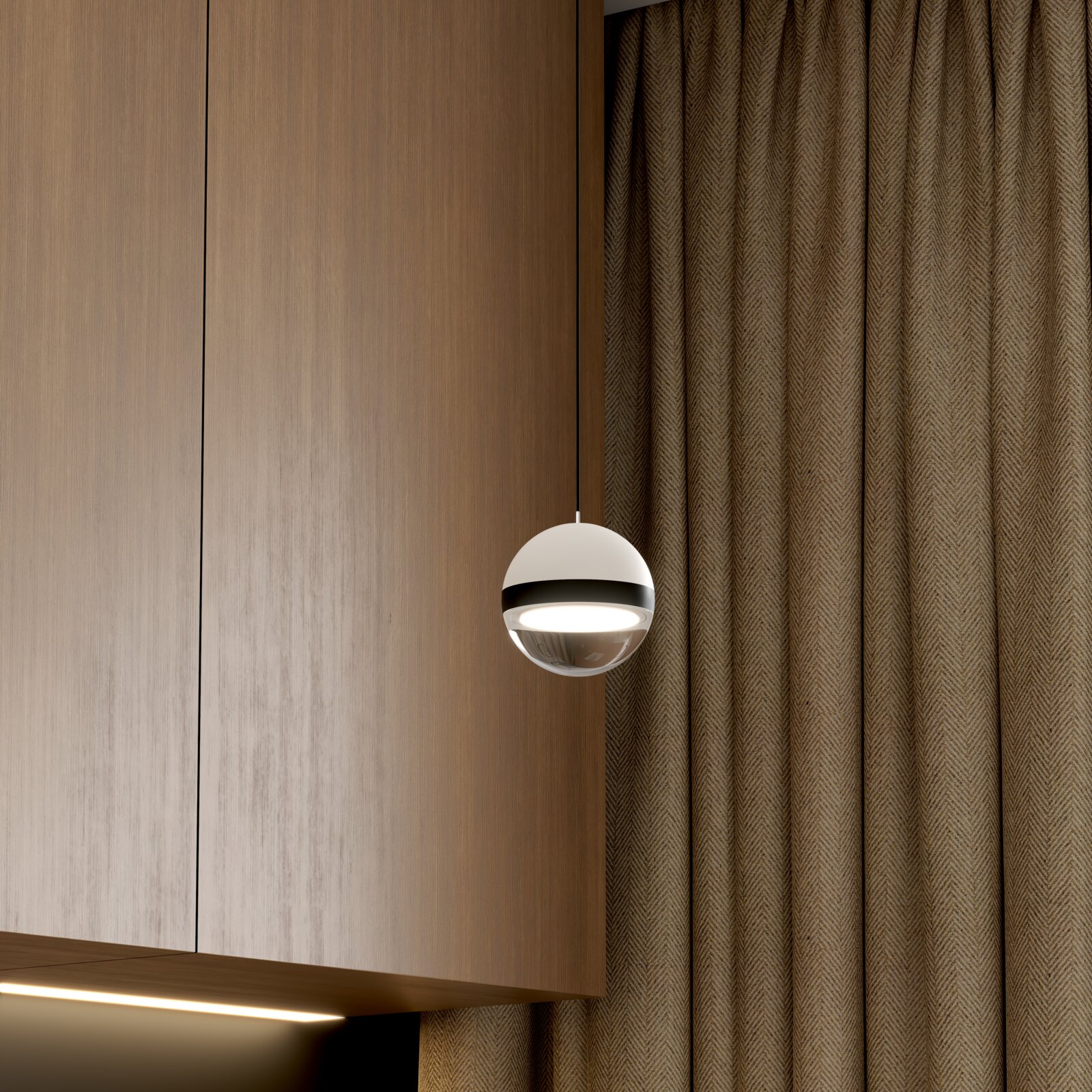Moderne kugelförmige Pendelleuchte in Weiß mit schwarzem Ring und glänzendem Unterteil, eingeschaltet vor Holzpaneel und beigem Vorhang, seitliche Ansicht