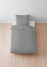 Graue Bettwäsche 155x220cm auf einem Bett, Vogelperspektive