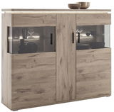 Frontansicht eines modernen Highboards aus Holz mit Glaseinsätzen und dekorativen Objekten.