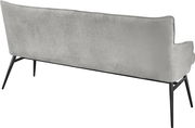 Rückansicht einer modernen grauen Bank mit schlanken schwarzen Metallbeinen.