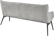 Achterkant van een moderne grijze bank met slanke zwarte metalen poten.