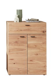 Schuhschrank aus hellem Holz mit zwei Türen und einer Schublade, frontal fotografiert. Dekoriert mit einer Vase und kleinen Accessoires auf der Oberseite.