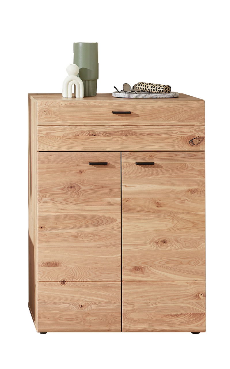 Schuhschrank aus hellem Holz mit zwei Türen und einer Schublade, frontal fotografiert. Dekoriert mit einer Vase und kleinen Accessoires auf der Oberseite.