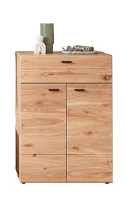 Schuhschrank aus hellem Holz mit zwei Türen und einer Schublade, frontal fotografiert. Dekoriert mit einer Vase und kleinen Accessoires auf der Oberseite.