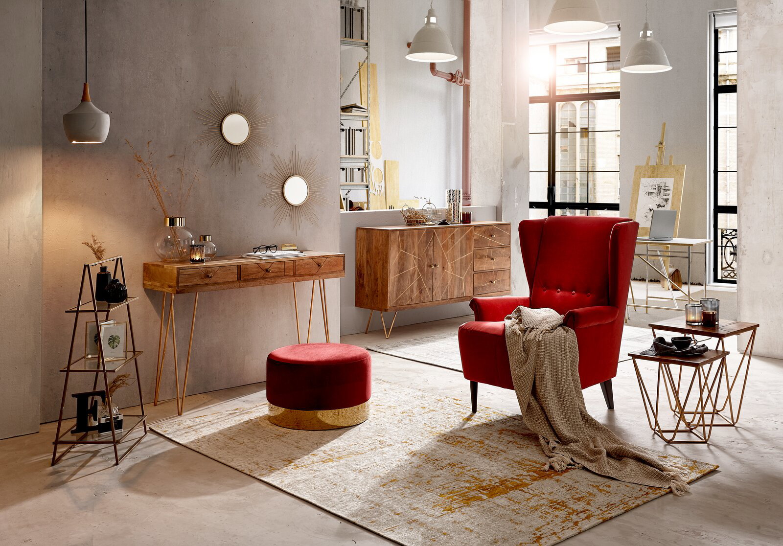 Moderner Konsolentisch aus Holz mit schmalen, goldenen Beinen, dekoriert mit Vasen und einem Buch, in einem stilvoll eingerichteten Wohnzimmer mit rotem Sessel und Hocker, aus seitlicher Perspektive.