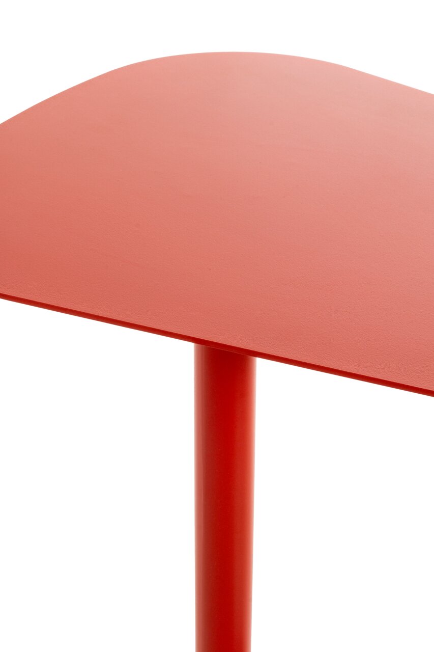 Roter Beistelltisch aus der Perspektive von oben, zeigt die Tischplatte und ein Tischbein.