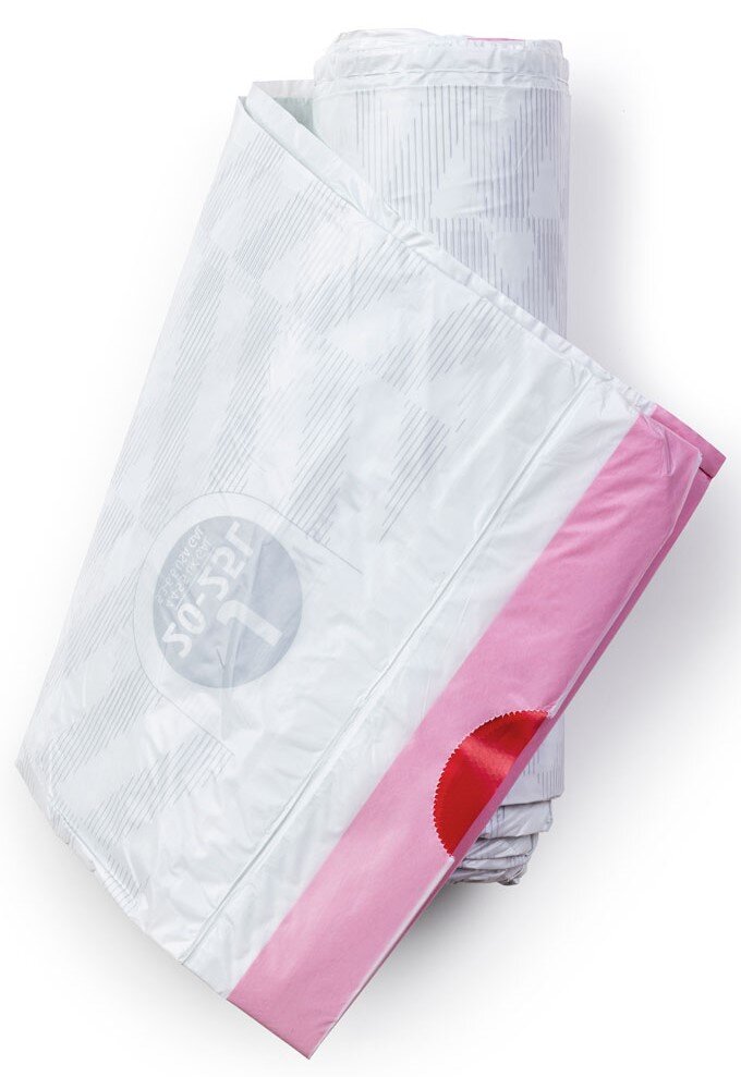 Rol witte vuilniszakken met roze strepen, gefotografeerd vanuit vogelperspectief.
