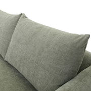 Nahaufnahme eines grauen Sofakissens mit strukturiertem Stoff, Perspektive von oben.