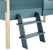 Nahaufnahme eines blauen Hausbetts mit Holzleiter, seitliche Perspektive
