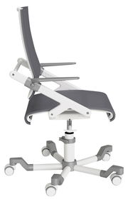 Moderner Bürostuhl in Seitenansicht mit grauem Sitz und Rückenlehne, weißen Armlehnen und Rollen.